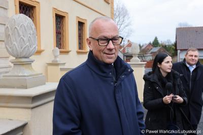 Marszałek Marcin Jabłoński wraz za zarządem woj. lubuskiego wizytuje rewitalizowany barokowy pałac w Ochli przed jego oficjalnym otwarciem

