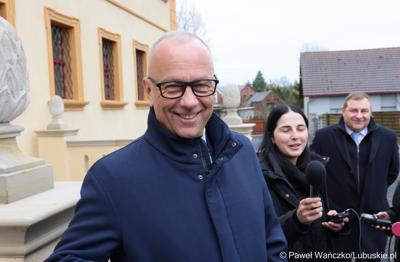 Marszałek Marcin Jabłoński wraz za zarządem woj. lubuskiego wizytuje rewitalizowany barokowy pałac w Ochli przed jego oficjalnym otwarciem
