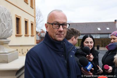 Marszałek Marcin Jabłoński wraz za zarządem woj. lubuskiego wizytuje rewitalizowany barokowy pałac w Ochli przed jego oficjalnym otwarciem
