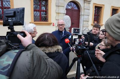 Marszałek Marcin Jabłoński udziela wywiadu mediom przed barokowym pałacem w Ochli 