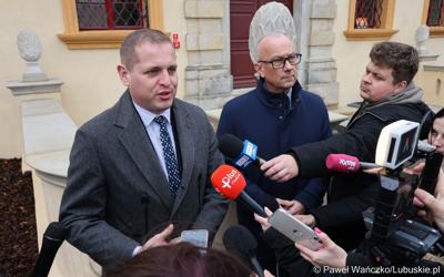 Wicemarszałek woj. lubuskiego Łukasz Porycki udziela wywiadu przed barokowym pałace w Ochli. Obok Marszałek Marcin Jabłoński