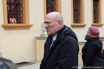 Przewodniczący Sejmiku Województwa Lubuskiego Wacław Maciuszonek przed barokowym pałacem w Ochli 