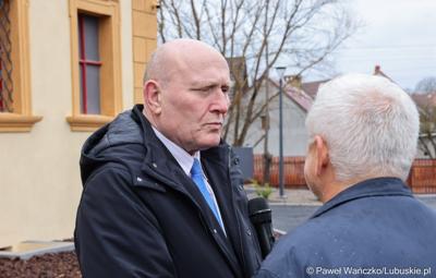 Przewodniczący Sejmiku Województwa Lubuskiego Wacław Maciuszonek udziela wywiadu przed barokowym pałacem w Ochli 