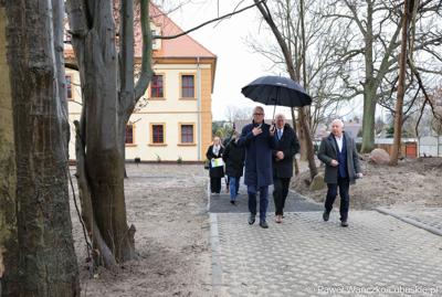Marszałek Marcin Jabłoński wraz za zarządem woj. lubuskiego wizytuje rewitalizowany barokowy pałac w Ochli przed jego oficjalnym otwarciem
