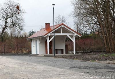 Altana obok barokowego pałacu w Ochli 