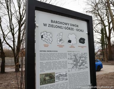 Tablica informacyjna  przy barokowym pałacu w Ochli 