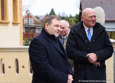 Członek Zarządu Województwa Lubuskiego Grzegorz Potęga i Przewodniczący Sejmiku Województwa Lubuskiego Wacław Maciuszonek przed barokowym pałacem w Ochli 