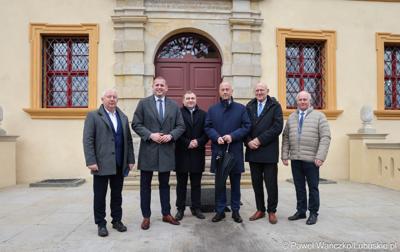 Marszałek Marcin Jabłoński wraz za zarządem woj. lubuskiego i przewodniczącym Sejmiku  wizytuje rewitalizowany barokowy pałac w Ochli przed jego oficjalnym otwarciem
