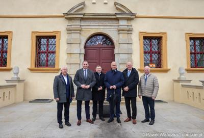 Marszałek Marcin Jabłoński wraz za zarządem woj. lubuskiego i przewodniczącym Sejmiku  wizytuje rewitalizowany barokowy pałac w Ochli przed jego oficjalnym otwarciem
