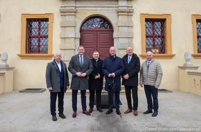 Marszałek Marcin Jabłoński wraz za zarządem woj. lubuskiego i przewodniczącym Sejmiku  wizytuje rewitalizowany barokowy pałac w Ochli przed jego oficjalnym otwarciem
