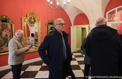 Marszałek Marcin Jabłoński wraz za zarządem woj. lubuskiego wizytuje rewitalizowany barokowy pałac w Ochli przed jego oficjalnym otwarciem

