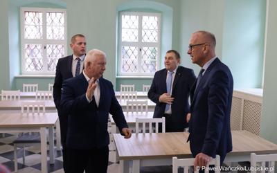 Marszałek Marcin Jabłoński wraz za zarządem woj. lubuskiego wizytuje rewitalizowany barokowy pałac w Ochli przed jego oficjalnym otwarciem
