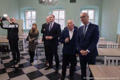 Marszałek Marcin Jabłoński wraz za zarządem woj. lubuskiego wizytuje rewitalizowany barokowy pałac w Ochli przed jego oficjalnym otwarciem
