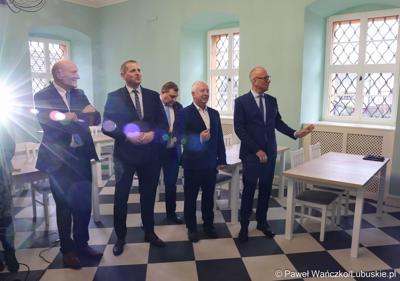 Marszałek Marcin Jabłoński wraz za zarządem woj. lubuskiego wizytuje rewitalizowany barokowy pałac w Ochli przed jego oficjalnym otwarciem
