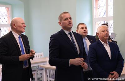 Wizytacja rewitalizowanego barokowego pałacu w Ochli przed jego oficjalnym otwarciem
