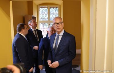 Marszałek Marcin Jabłoński wraz za zarządem woj. lubuskiego wizytuje rewitalizowany barokowy pałac w Ochli przed jego oficjalnym otwarciem
