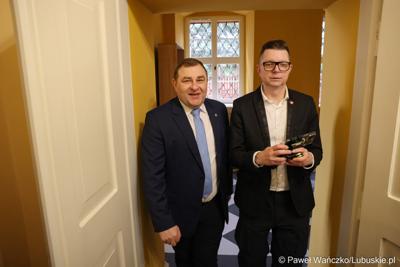 Członek zarządu woj. lubuskiego Grzegorz Potęga w barokowym pałacu w Ochli 