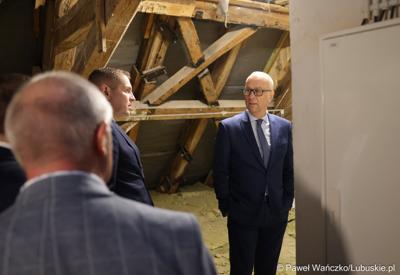 Marszałek Marcin Jabłoński wraz za zarządem woj. lubuskiego wizytuje rewitalizowany barokowy pałac w Ochli przed jego oficjalnym otwarciem
