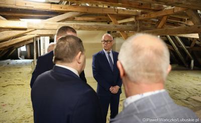 Marszałek Marcin Jabłoński wraz za zarządem woj. lubuskiego wizytuje rewitalizowany barokowy pałac w Ochli przed jego oficjalnym otwarciem
