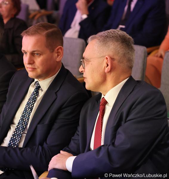 Wicemarszałek Województwa Lubuskiego Łukasz Porycki (z lewej) i prof. Wojciech Strzyżewski, rektor Uniwersytetu Zielonogórskiego
