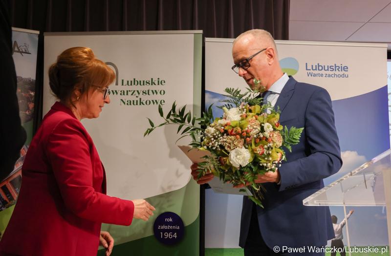 Marszałek Województwa Lubuskiego Marcin Jabłoński i prezeska Lubuskiego Towarzystwa Naukowego, prof. Małgorzata Mikołajczak