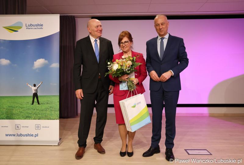 Uroczyste obchody jubileuszu 60-lecia Lubuskiego Towarzystwa Naukowego w Muzeum Ziemi Lubuskiej w Zielonej Górze. Z prawej marszałek województwa lubuskiego Marcin Jabłoński. Z lewej przewodniczący Sejmiku Wacław Maciuszonek. W środku prezeska Lubuskiego Towarzystwa Naukowego, prof. Małgorzata Mikołajczak.
