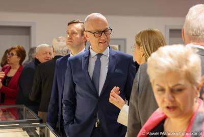 Marszałek województwa lubuskiego Marcin Jabłoński podczas uroczystych obchodów jubileuszu 60-lecia Lubuskiego Towarzystwa Naukowego w Muzeum Ziemi Lubuskiej w Zielonej Górze. 