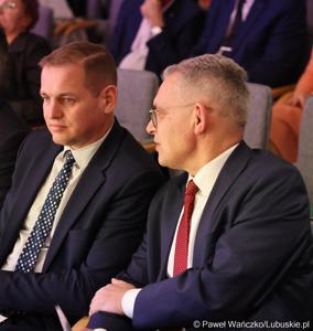 Wicemarszałek Województwa Lubuskiego Łukasz Porycki (z lewej) i prof. Wojciech Strzyżewski, rektor Uniwersytetu Zielonogórskiego
