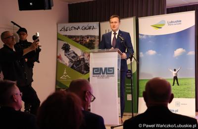 Wicewojewoda Lubuski Tomasz Nesterowicz przemawia podczas obchodów jubileuszu 60-lecia Lubuskiego Towarzystwa Naukowego w Muzeum Ziemi Lubuskiej w Zielonej Górze 
