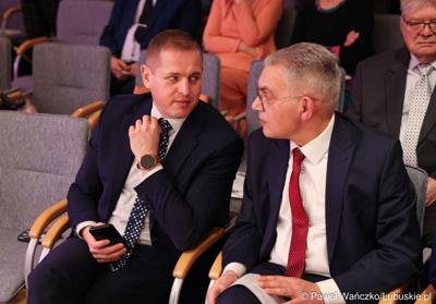 Wicemarszałek Województwa Lubuskiego Łukasz Porycki (z lewej) i prof. Wojciech Strzyżewski, rektor Uniwersytetu Zielonogórskiego