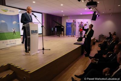 Marszałek województwa lubuskiego Marcin Jabłoński przemawia podczas uroczystych obchodów jubileuszu 60-lecia Lubuskiego Towarzystwa Naukowego w Muzeum Ziemi Lubuskiej w Zielonej Górze. 