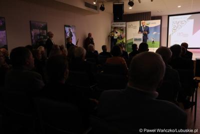 Marszałek województwa lubuskiego Marcin Jabłoński przemawia podczas uroczystych obchodów jubileuszu 60-lecia Lubuskiego Towarzystwa Naukowego w Muzeum Ziemi Lubuskiej w Zielonej Górze. 