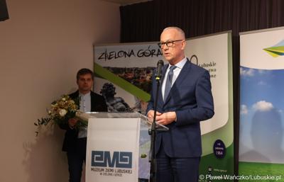 Marszałek województwa lubuskiego Marcin Jabłoński przemawia podczas uroczystych obchodów jubileuszu 60-lecia Lubuskiego Towarzystwa Naukowego w Muzeum Ziemi Lubuskiej w Zielonej Górze. 