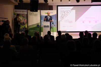 Marszałek województwa lubuskiego Marcin Jabłoński przemawia podczas uroczystych obchodów jubileuszu 60-lecia Lubuskiego Towarzystwa Naukowego w Muzeum Ziemi Lubuskiej w Zielonej Górze. 