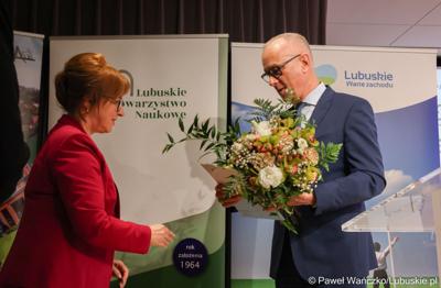 Marszałek Województwa Lubuskiego Marcin Jabłoński i prezeska Lubuskiego Towarzystwa Naukowego, prof. Małgorzata Mikołajczak
