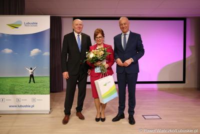 Uroczyste obchody jubileuszu 60-lecia Lubuskiego Towarzystwa Naukowego w Muzeum Ziemi Lubuskiej w Zielonej Górze. Z prawej marszałek województwa lubuskiego Marcin Jabłoński. Z lewej przewodniczący Sejmiku Wacław Maciuszonek. W środku prezeska Lubuskiego Towarzystwa Naukowego, prof. Małgorzata Mikołajczak.