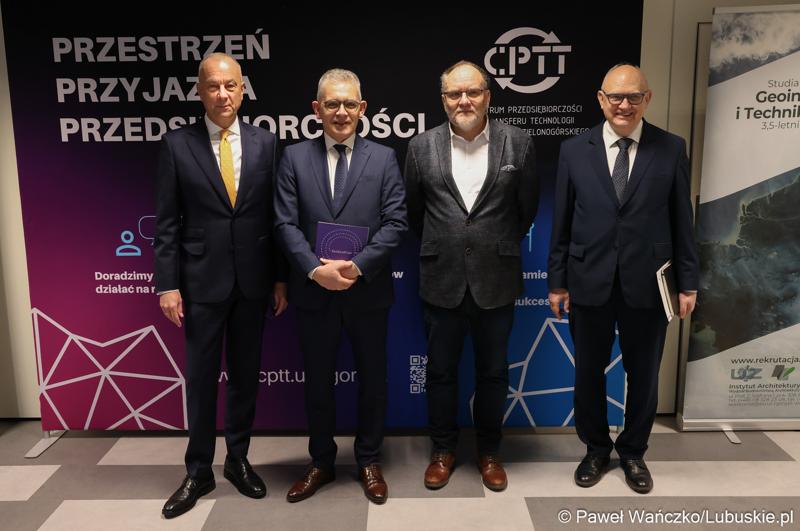 Uczestnicy Konferencji SatGisPlan 2024 w Parku Technologii Kosmicznych w Zielonej Górze Nowym Kisielinie.