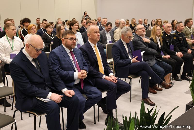Uczestnicy Konferencji SatGisPlan 2024 w Parku Technologii Kosmicznych w Zielonej Górze Nowym Kisielinie