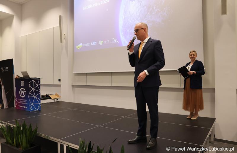 Marszałek Województwa Lubuskiego Marcin Jabłoński przemawia do uczestników konferencji SatGisPlan 2024, która odbyła się w Parku Technologii Kosmicznych w Zielonej Górze Nowym Kisielinie