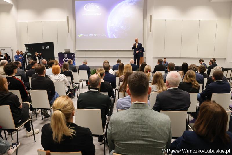 Marszałek Województwa Lubuskiego Marcin Jabłoński przemawia do uczestników konferencji SatGisPlan 2024, która odbyła się w Parku Technologii Kosmicznych w Zielonej Górze Nowym Kisielinie