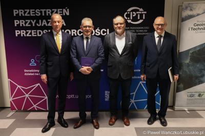 Uczestnicy Konferencji SatGisPlan 2024 w Parku Technologii Kosmicznych w Zielonej Górze Nowym Kisielinie. 