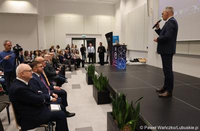 Uczestnicy Konferencji SatGisPlan 2024 w Parku Technologii Kosmicznych w Zielonej Górze Nowym Kisielinie