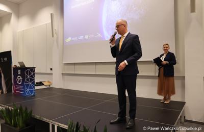Marszałek Województwa Lubuskiego Marcin Jabłoński przemawia do uczestników konferencji SatGisPlan 2024, która odbyła się w Parku Technologii Kosmicznych w Zielonej Górze Nowym Kisielinie