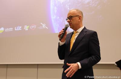 Marszałek Województwa Lubuskiego Marcin Jabłoński przemawia do uczestników konferencji SatGisPlan 2024, która odbyła się w Parku Technologii Kosmicznych w Zielonej Górze Nowym Kisielinie
