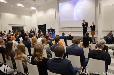Marszałek Województwa Lubuskiego Marcin Jabłoński przemawia do uczestników konferencji SatGisPlan 2024, która odbyła się w Parku Technologii Kosmicznych w Zielonej Górze Nowym Kisielinie