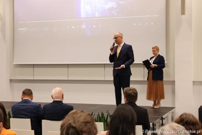 Marszałek Województwa Lubuskiego Marcin Jabłoński przemawia do uczestników konferencji SatGisPlan 2024, która odbyła się w Parku Technologii Kosmicznych w Zielonej Górze Nowym Kisielinie