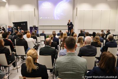 Marszałek Województwa Lubuskiego Marcin Jabłoński przemawia do uczestników konferencji SatGisPlan 2024, która odbyła się w Parku Technologii Kosmicznych w Zielonej Górze Nowym Kisielinie