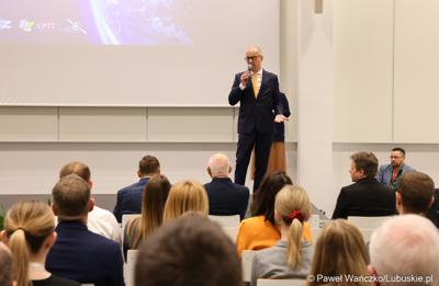 Marszałek Województwa Lubuskiego Marcin Jabłoński przemawia do uczestników konferencji SatGisPlan 2024, która odbyła się w Parku Technologii Kosmicznych w Zielonej Górze Nowym Kisielinie
