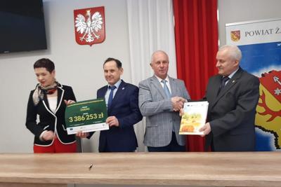 Podpisano kolejne umowy na budowę i modernizację dróg lokalnych