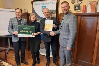 Podpisano kolejne umowy na budowę i modernizację dróg lokalnych